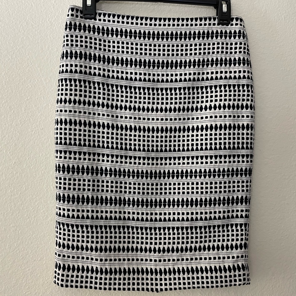 *NWT* LOFT Jacquard Pencil Skirt, Black & White Geometric Print - Picture 5 of 16